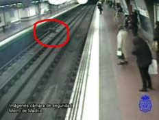ניצל מהרכבת בשנייה האחרונה (צילום: צילום מסך)
